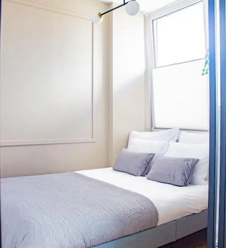 Central Apartment With Balcony And Views, Old Town, Metro