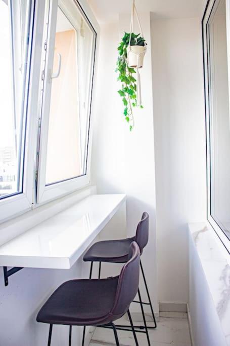 With Balcony And Views, Old Town, Metro *