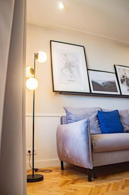 With Balcony And Views, Old Town, Metro Apartment