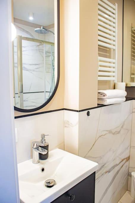 With Balcony And Views, Old Town, Metro Apartment