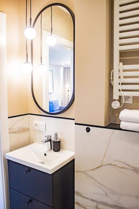 Apartment With Balcony And Views, Old Town, Metro *