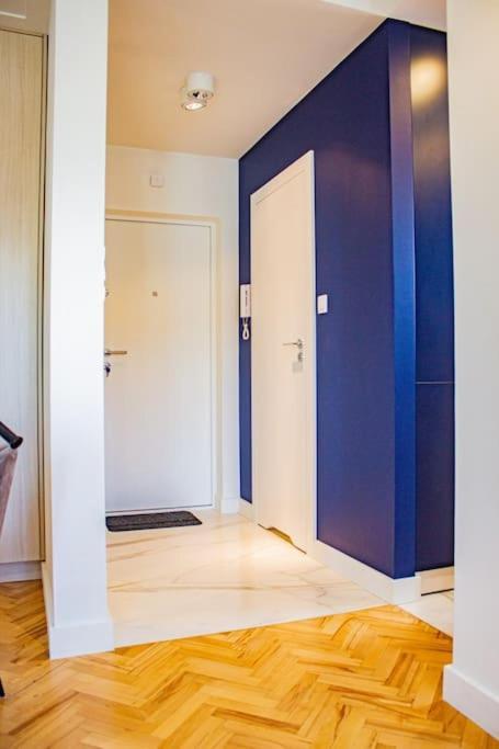 Apartment With Balcony And Views, Old Town, Metro *