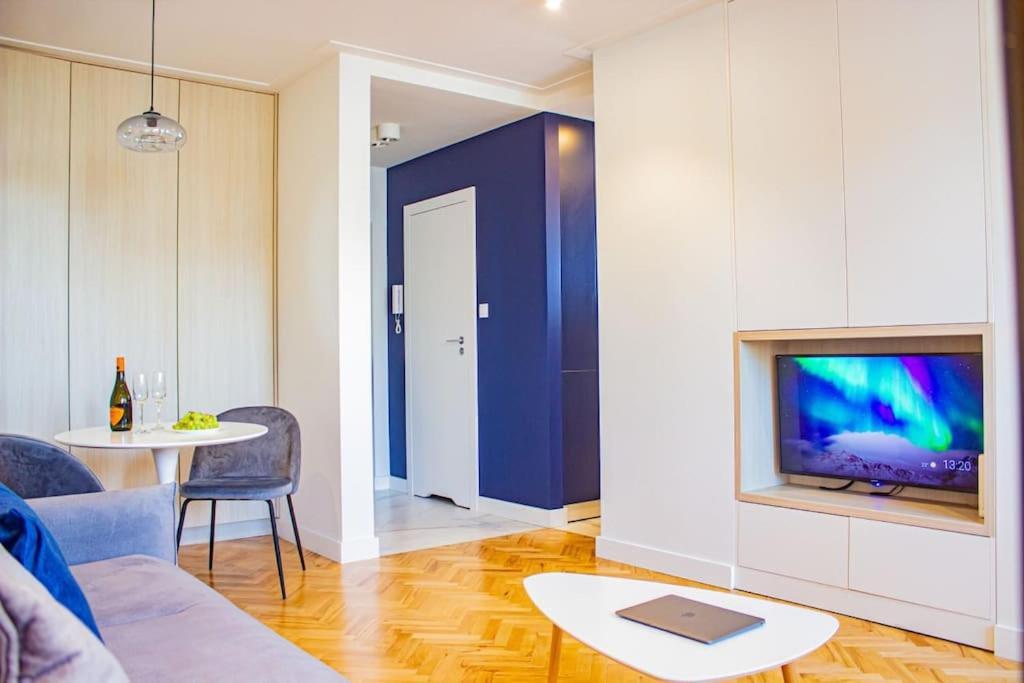 Apartment With Balcony And Views, Old Town, Metro Warschau