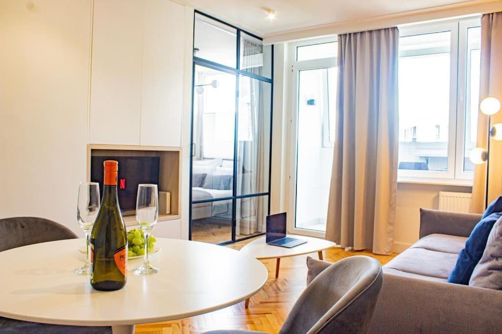 With Balcony And Views, Old Town, Metro Apartment Warschau