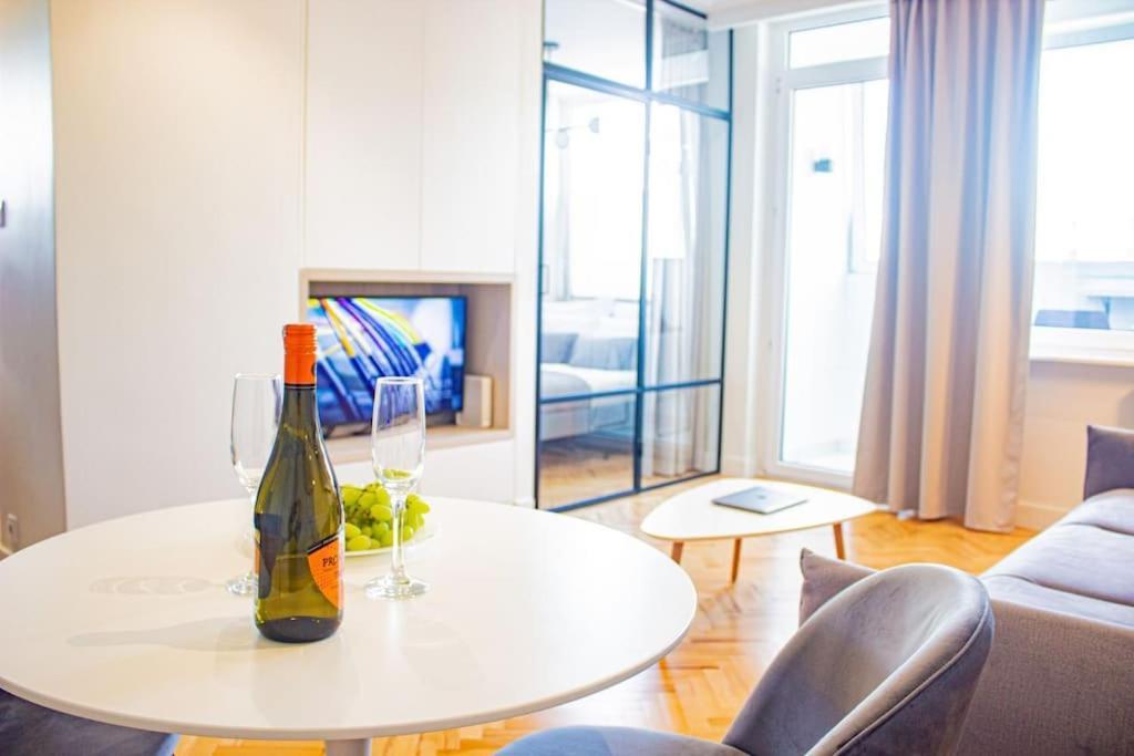 With Balcony And Views, Old Town, Metro Apartment