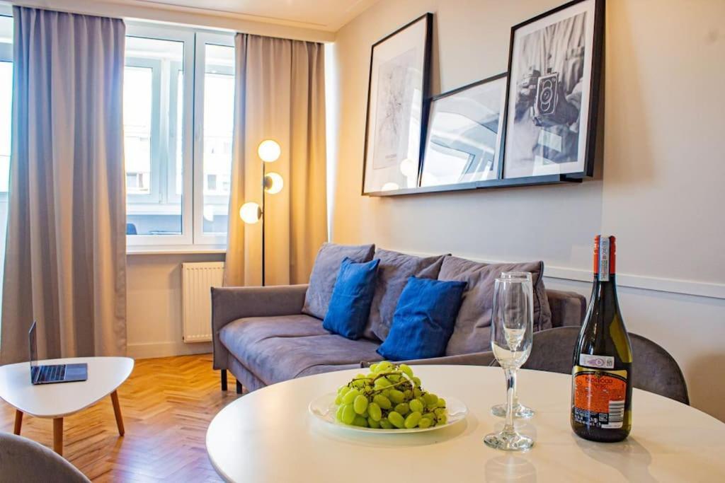 With Balcony And Views, Old Town, Metro Apartment *